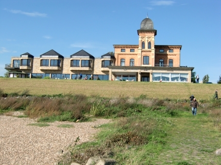 Wesel-Büderich : Rheinallee, Hotel-Restaurant "Wacht am Rhein" vom Rheinufer betrachtet